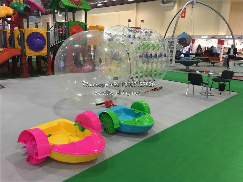 Fwu-long paddler boat display at 2015 ATRAX Expo Istanbul Turkey.jpg