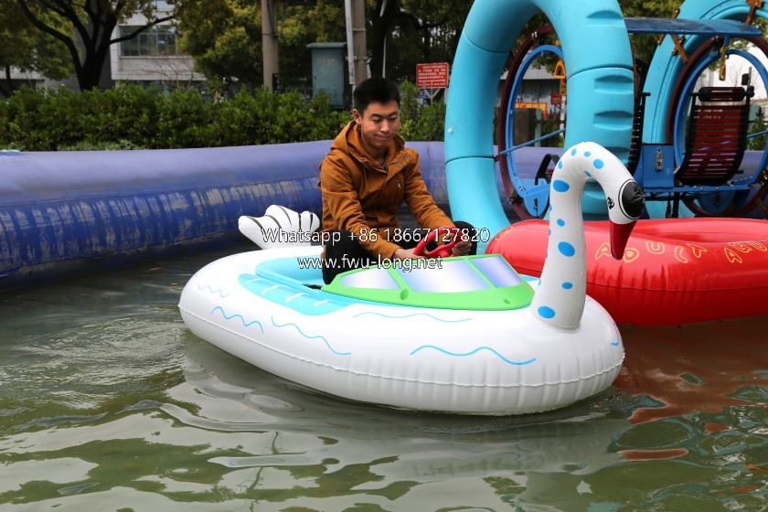 Full view of durable plastic parenting electric bumper boat for water amusement (2).JPG